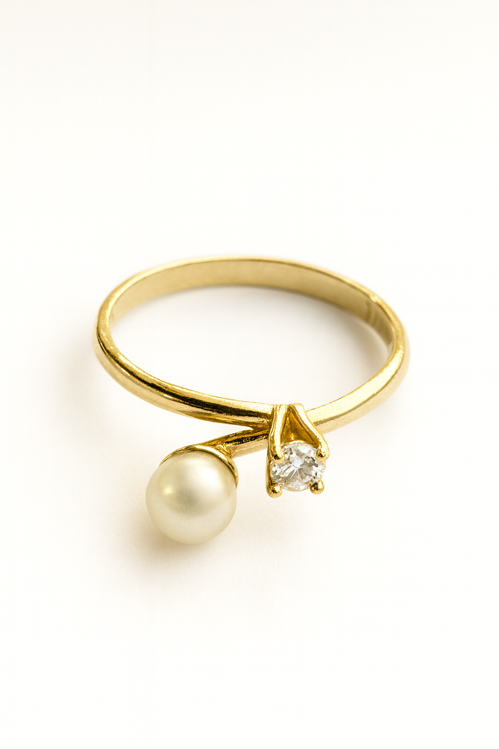 Anillo con perla cultivada y circón