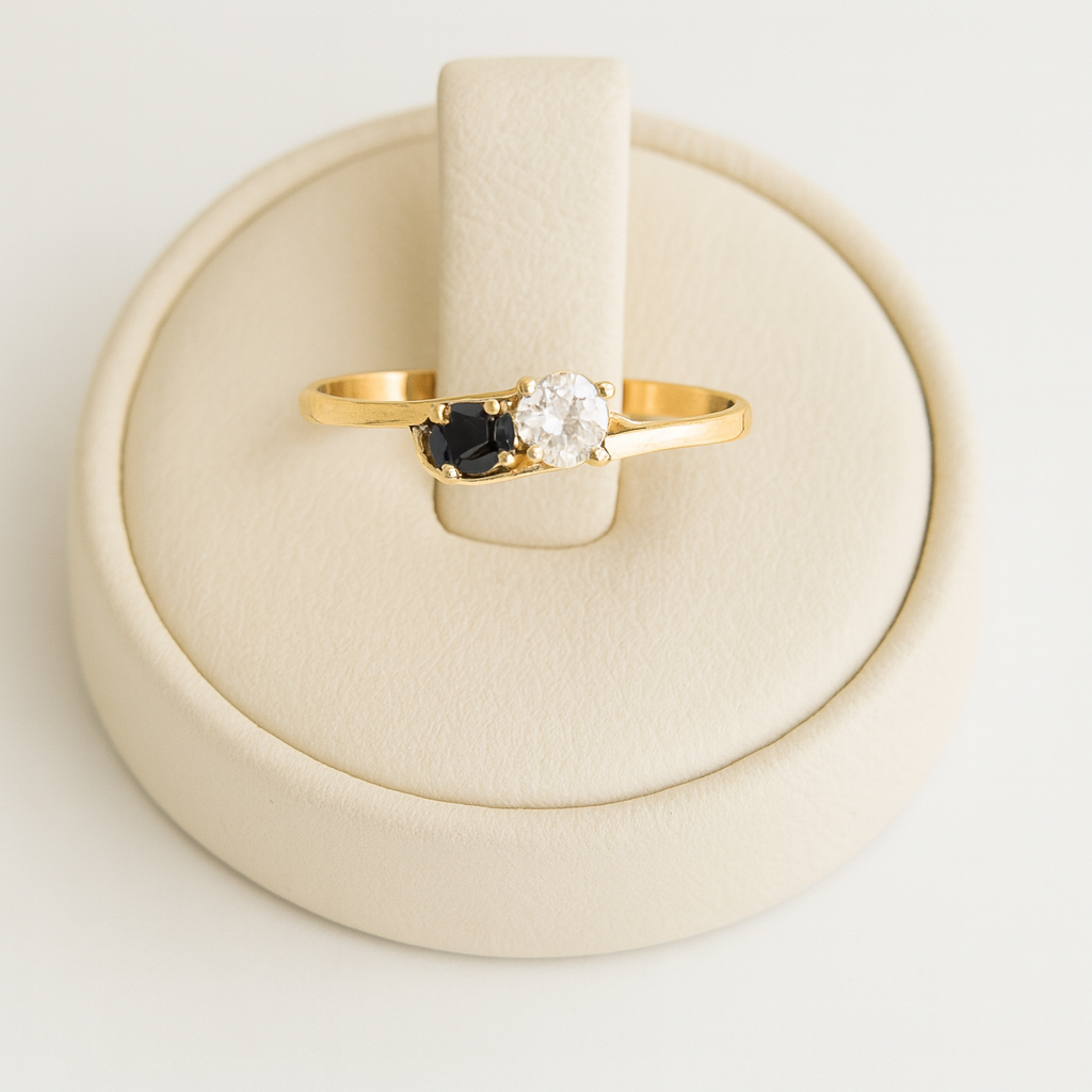 Anillo con zafiro y circón