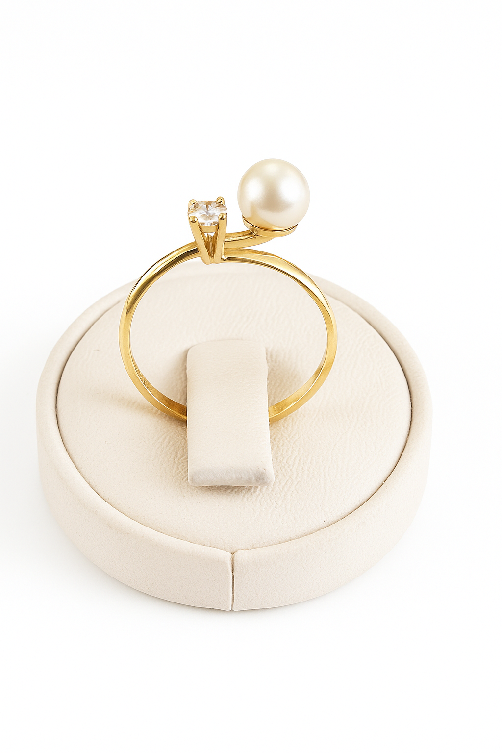Anillo con perla cultivada y circón