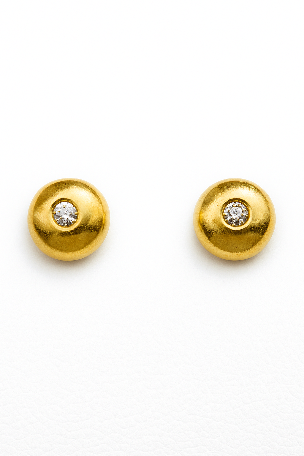 Aretes pequeños con diamantes