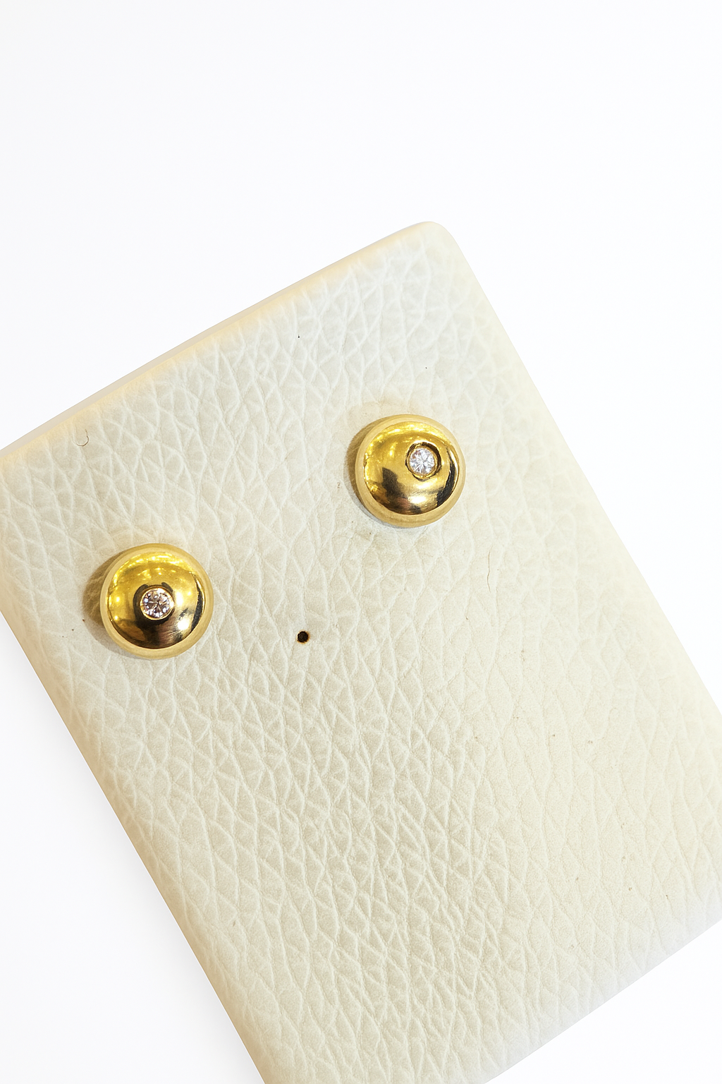 Aretes pequeños con diamantes