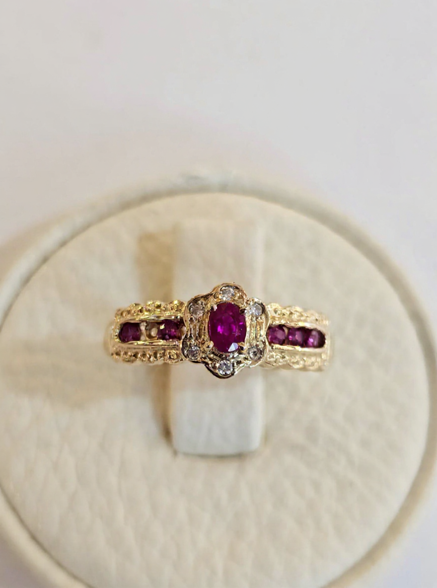 Anillo con Diamantes y Rubíes