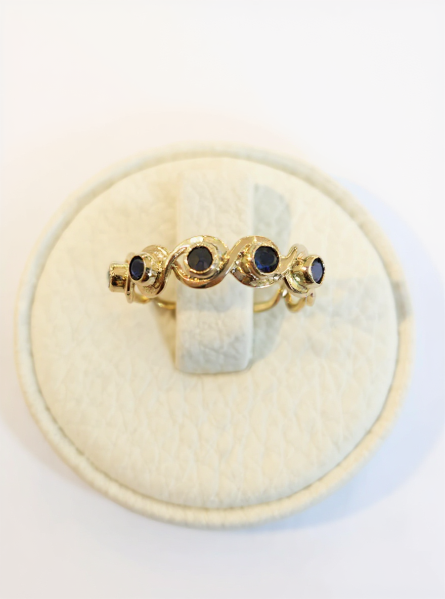 Anillo entrelazados con Zafiros Naturales