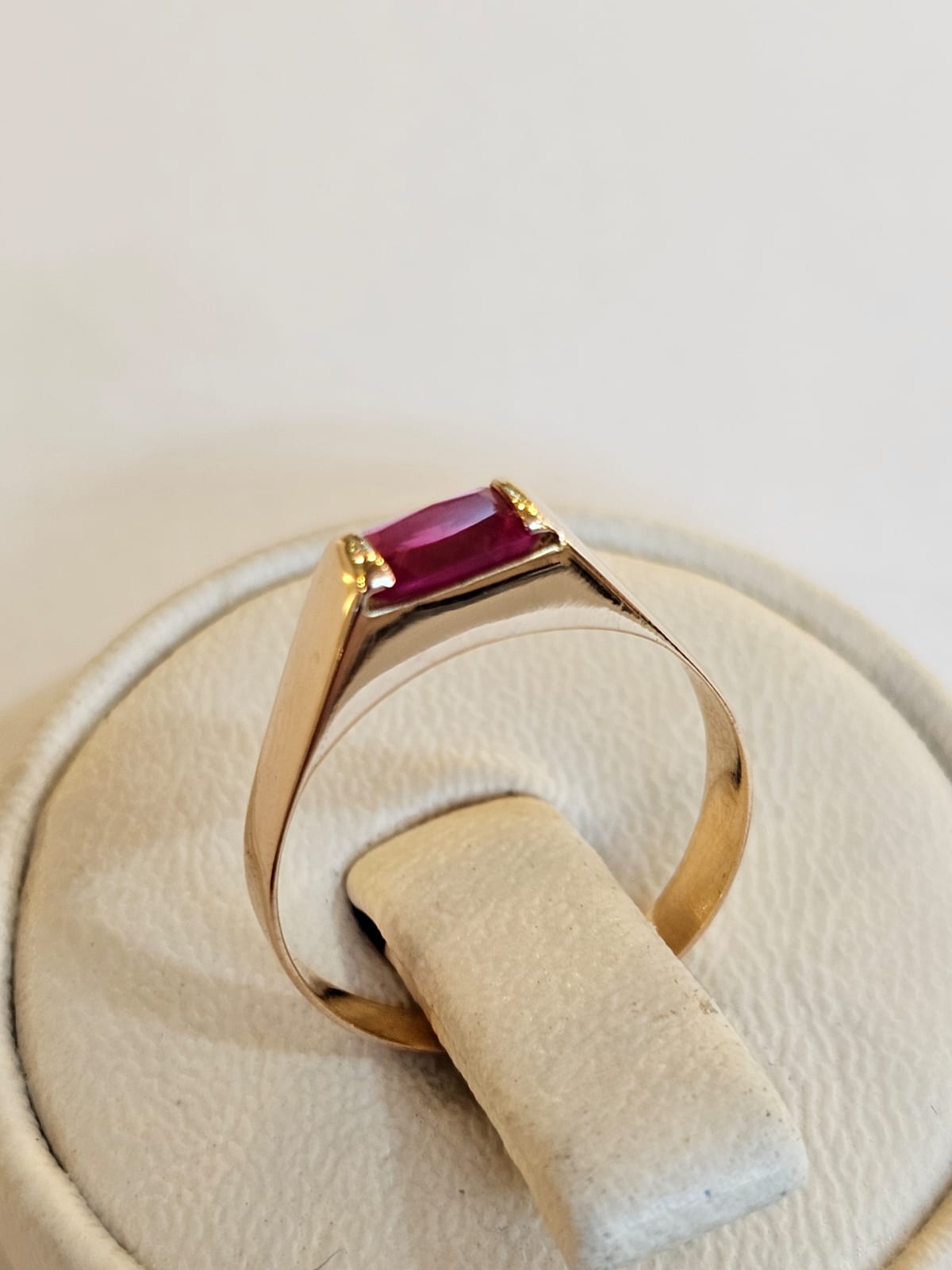 Anillo con Rubí Sintético