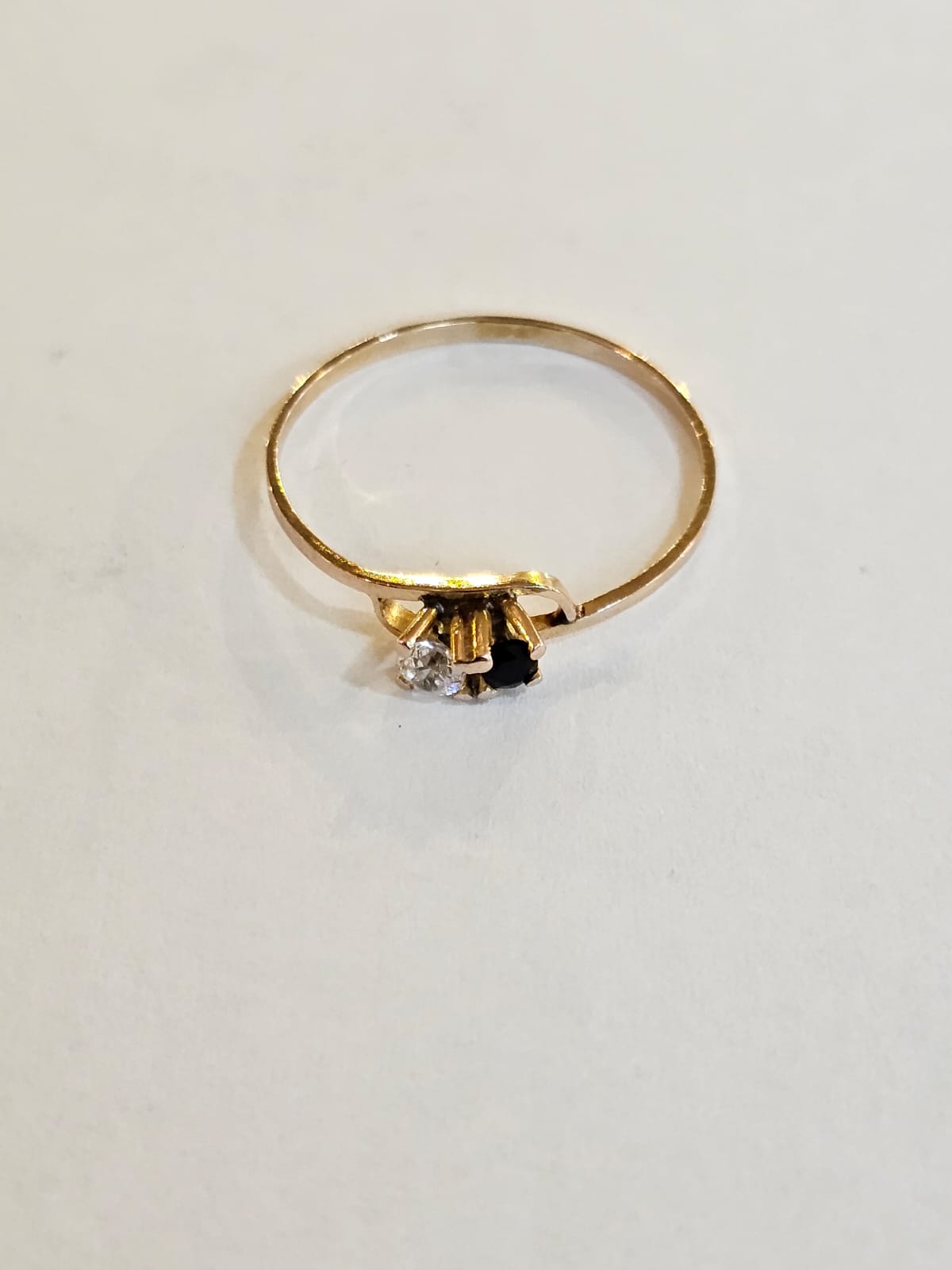 Anillo con zafiro y circón