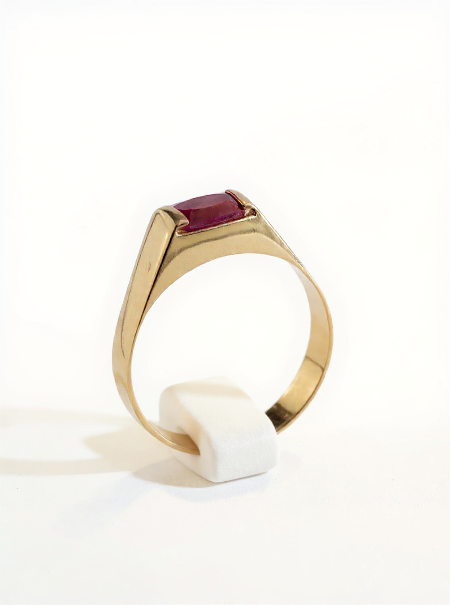 Anillo con Rubí Sintético